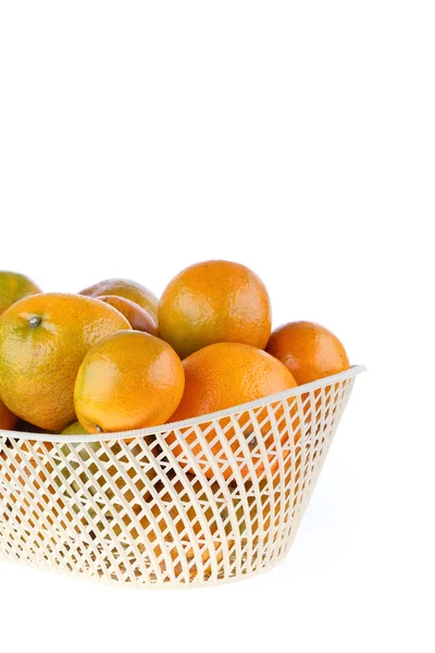 Beyaz arka plan üzerinde izole turuncu meyve sepeti,