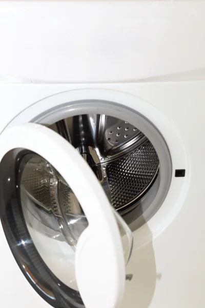 Weiße Waschmaschine für die Reinigung von Hauskleidung — Stockfoto