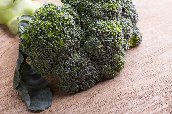 Green broccoli organic vegetable on wood board prepared cooking — Stock Photo, Image