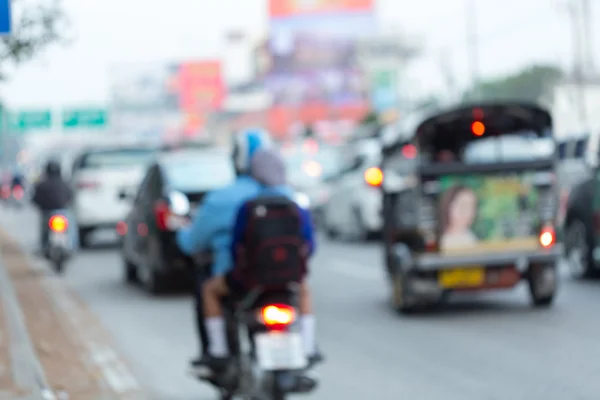 轿车和摩托车驾驶路上交通堵塞在城市 — 图库照片