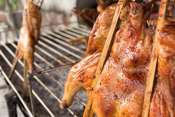 Poulet rôti chaud sur barbecue au barbecue fumé — Photo