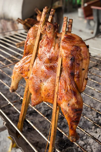 Varmt rostat kyckling på rökt grill grill — Stockfoto