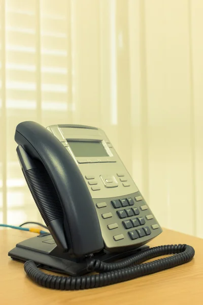 खोली सेवा व्यवसाय कार्यालयाच्या टेबल कामावर टेलिफोन — स्टॉक फोटो, इमेज