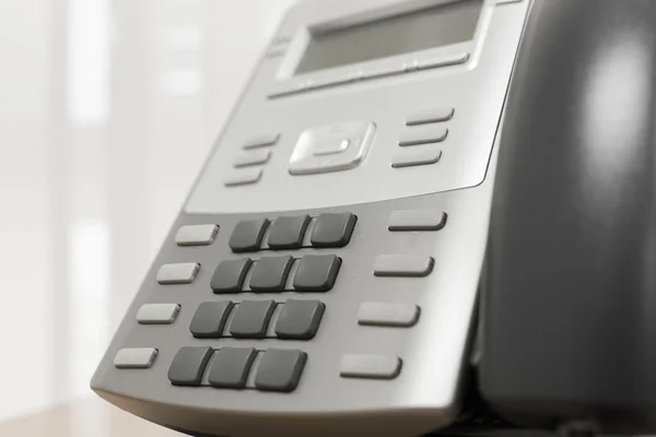 Téléphone sur la table du bureau d'affaires du service en chambre — Photo