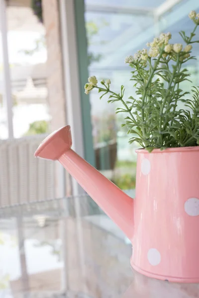 Vas bunga didekorasi pada meja cermin di ruang tamu — Stok Foto