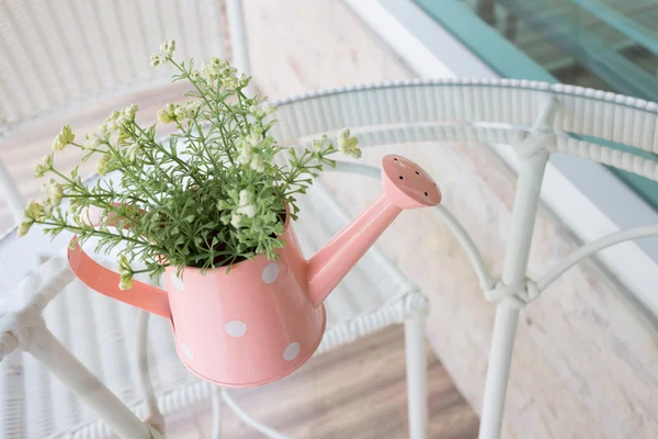 Vase de fleurs décoré sur une table miroir au salon — Photo