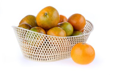 Beyaz arka plan üzerinde izole turuncu meyve sepeti,