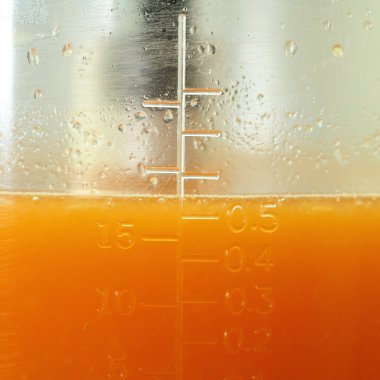 sürahi ölçüde taze portakal suyu