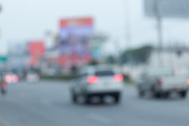 Şehrin trafik sıkışıklığı ile yolda araba araba