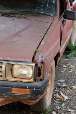 arabasını terk edilmiş eski hurda