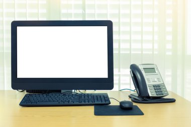 Oda Servisi ofisi telefon ve bilgisayar tablo üzerinde çalışmak