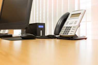 Oda Servisi ofisi telefon ve bilgisayar tablo üzerinde çalışmak
