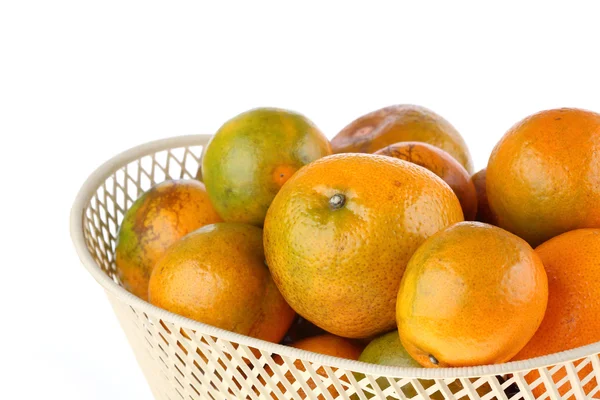 Frutta arancione in cesto, isolata su fondo bianco — Foto Stock