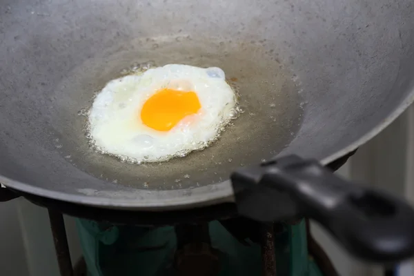 Cocinar huevo frito en sartén caliente con aceite — Foto de Stock
