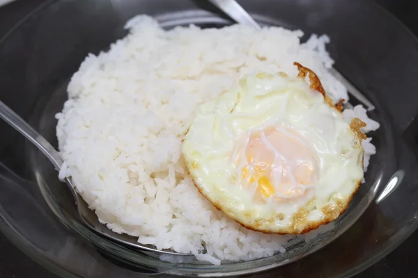 Rice and fried eggs of easy breakfast cooking — Stock Photo, Image