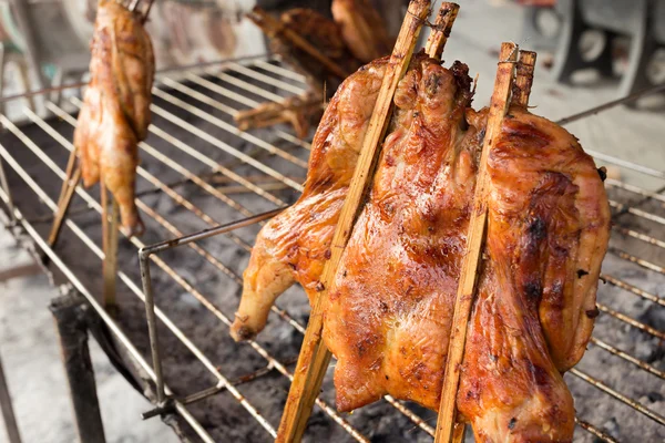 Poulet rôti chaud sur barbecue au barbecue fumé — Photo