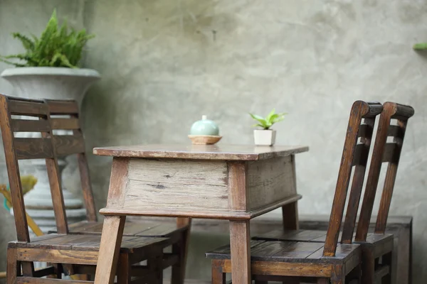 Ensemble de table et chaise en bois décoré dans le jardin — Photo