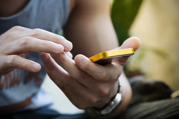 Lifestyle young man using a mobile phone with texting message — Stock Photo, Image