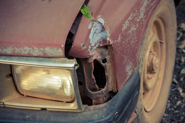 Oude restanten van auto verlaten — Stockfoto
