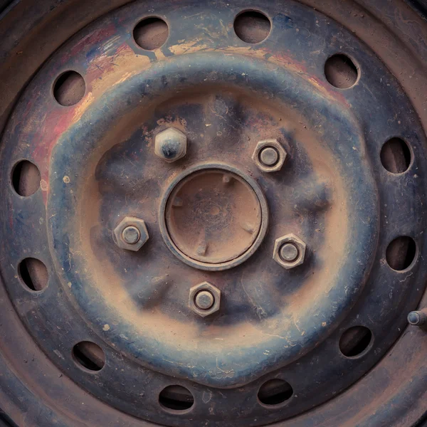 Rueda de chatarra de coche abandonado, imagen de cerca —  Fotos de Stock