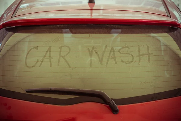 Testo di autolavaggio sul retro specchio auto sporca — Foto Stock