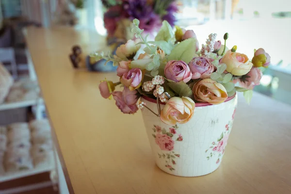 Flores vaso decoupage decorado em mesa de madeira na sala de estar — Fotografia de Stock