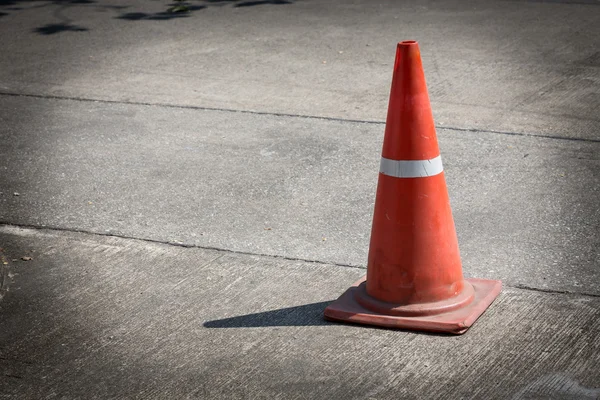 Cone de tráfego na rua usado sinal de aviso na estrada — Fotografia de Stock