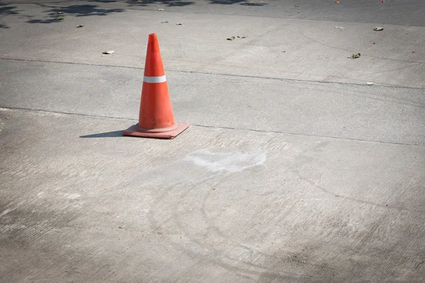 街道的使用警告标示，路上交通锥 — 图库照片