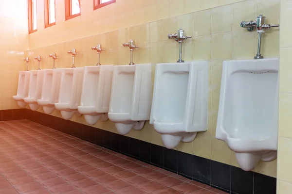 Reihe weiße Pissoirs in Herren-Toilette — Stockfoto