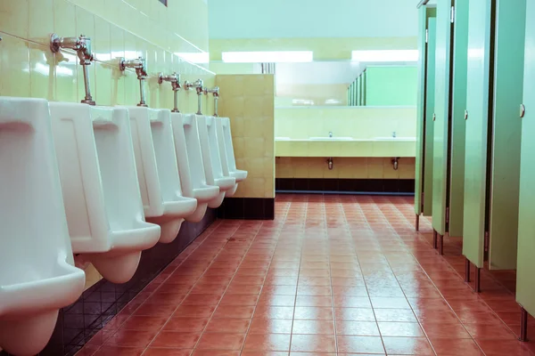 Row white urinals in men's bathroom toilet — Stock Photo, Image