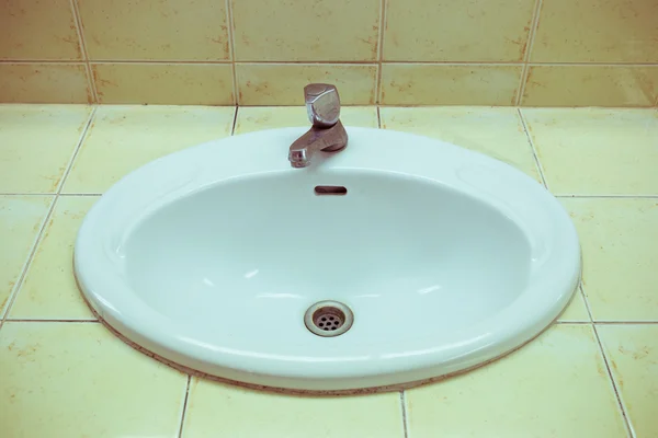 White wash sink in the bathroom with old silver faucet — Stock Photo, Image