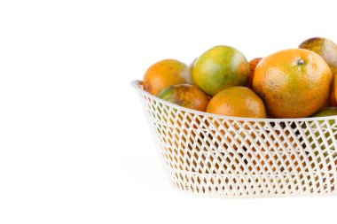 Beyaz arka plan üzerinde izole turuncu meyve sepeti,