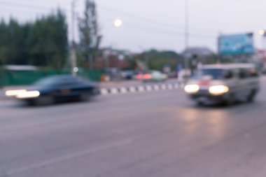 Şehrin trafik sıkışıklığı ile yolda araba araba