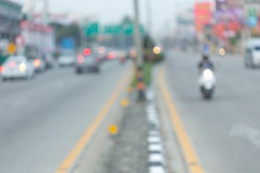 Araba ve motosiklet sürüş trafik yolda şehirde reçel