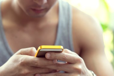 Yaşam tarzı genç adam bir cep telefonu ile mesaj mesaj kullanarak