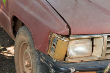 arabasını terk edilmiş eski hurda