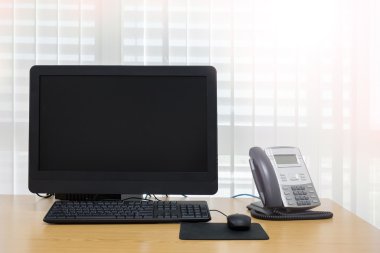 Oda Servisi ofisi telefon ve bilgisayar tablo üzerinde çalışmak