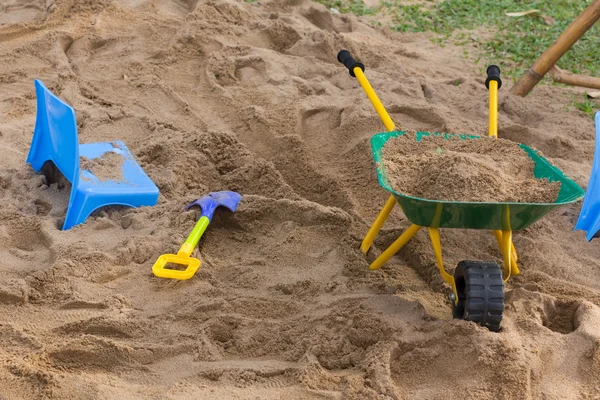 Juguetes de niño para jugar arena disfrutar en el patio de recreo — Foto de Stock