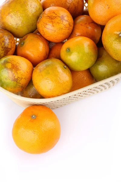 Fruta naranja en cesta, aislada sobre fondo blanco —  Fotos de Stock