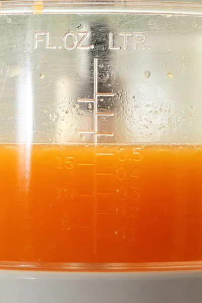 Jugo de naranja fresco en la medida de la jarra — Foto de Stock