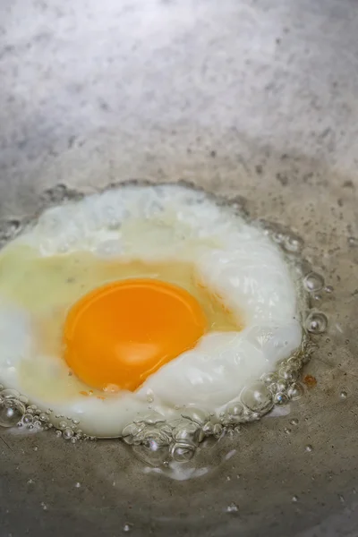 Cocinar huevo frito en sartén caliente con aceite — Foto de Stock