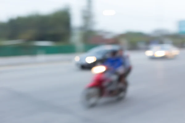 Carro e moto dirigindo na estrada com engarrafamento na cidade — Fotografia de Stock