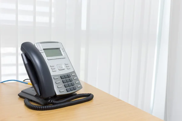 Telefone na mesa de trabalho de escritório de negócios de serviço de quarto — Fotografia de Stock