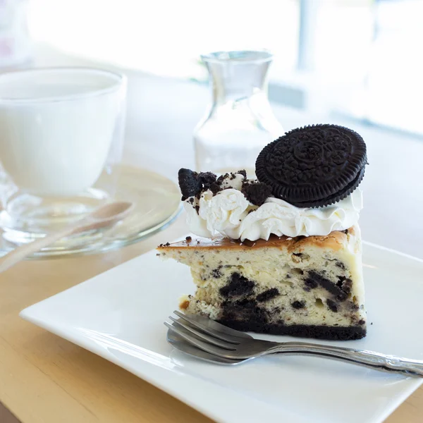 Slice bit kaka med choklad cookie — Stockfoto