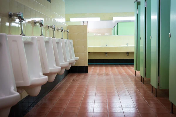 Fila urinarios blancos en inodoro de baño de los hombres —  Fotos de Stock