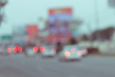 Şehrin trafik sıkışıklığı ile yolda araba araba