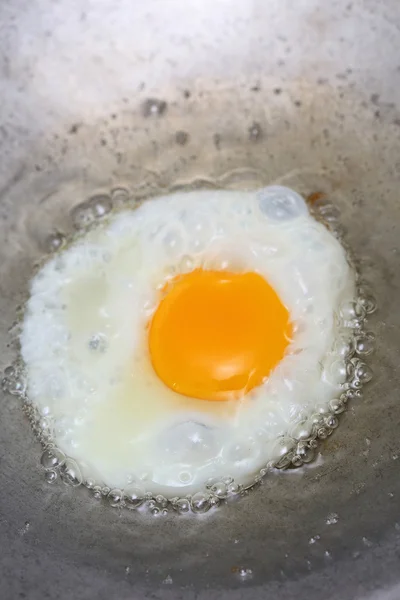 Cocinar huevo frito en sartén caliente con aceite — Foto de Stock