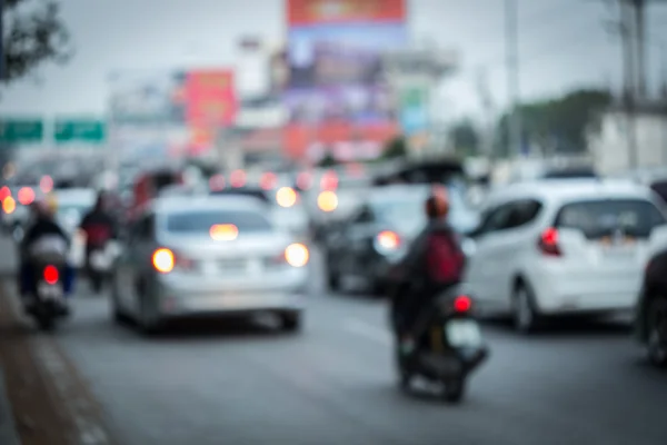 Auto's en motorfietsen drijven op weg met verkeer jam in de stad — Stockfoto