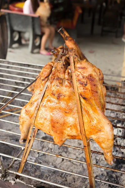 Varmt rostat kyckling på rökt grill grill — Stockfoto