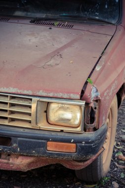 arabasını terk edilmiş eski hurda